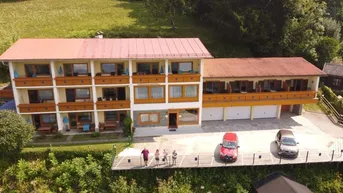 Expose Gepflegte Frühstückspension mit Blick auf den Millstättersee gleich über dem Strandbad.