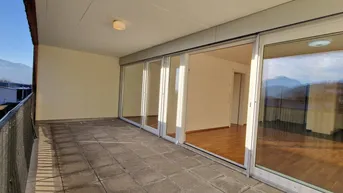 Geräumiger Balkon mit Fliesenboden und weitem Blick auf die umliegende Berglandschaft.