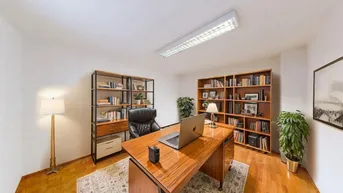 Geräumiges Büro mit Holzschreibtisch, Bücherregalen und warmem Holzfußboden, ideal für konzentriertes Arbeiten.