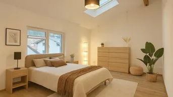 Helles Schlafzimmer mit Holzboden, gemütlichem Bett, Kommode und Dachfenster für eine angenehme Atmosphäre.