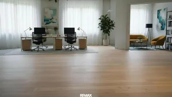Helles, modernes Büro mit Holzboden, großen Fenstern und angrenzendem Loungebereich.