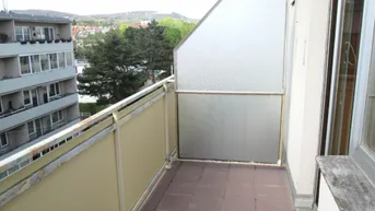 Expose Garconniere im Dachgeschoss mit Balkon und Weitblick - Nähe Sonnbergmarkt!
