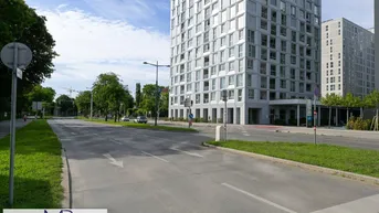 Expose Sonnige 2-Zimmer Wohnung mit sensationellem Fernblick und Roof-Top-Pool! - Erstbezug!