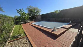 Expose Charmantes Einfamilienhaus + 1000 m² Grundstücksfl. + Kamin + beheizter Swimming Pool + Klimaanlage + Zwei Küchen + 6 Zimmer + Garage + Bahnhof in der Nähe