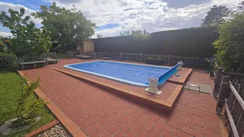Expose Charmantes Einfamilienhaus + 1000 m² Grundstücksfl. + Kamin + beheizter Swimming Pool + Klimaanlage + Zwei Küchen + 6 Zimmer + Garage + Bahnhof in der Nähe