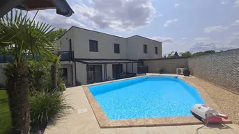 Expose ++ECHTE Traumhaus++ WEG VON DER GROßSTADT, JEDOCH TROTZDEM NÄHE WIEN ++ Neuwertiges Eckreihenhaus mit beheiztem Swimming Pool, Garten, Terrasse, Garage und Technikraum ++ 30.Min.von Wien entfernt