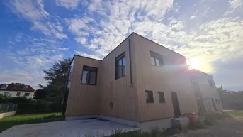 Expose Lichtdurchflutetes und modernes Einfamilienhaus + Schlüsselfertig + Neubau + NÄHE WIEN + Raumhöhe 3,00m + 4 Zimmer + Wohnessküche ca. 60m² + WFL 155m² + Carport ca. 44m²