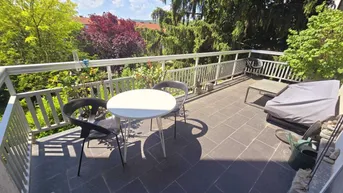 Geräumige Terrasse mit Sitzgelegenheiten und Blick ins Grüne, ideal zum Entspannen im Freien.
