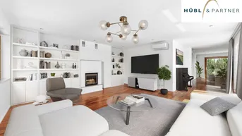 Geräumiges Wohnzimmer mit Kamin, Parkettboden und modernen Möbeln, ideal für entspannte Abende.