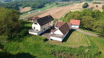 Expose Herrliche Alleinlage: Großzügiges Einfamilienhaus (155m²) mit ehemaligem Wirtschaftsgebäude inmitten der Weinberge mit Blick auf Schloss Kapfenstein!