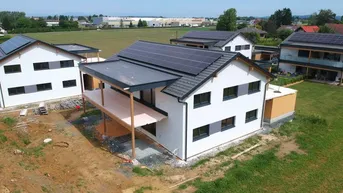 Expose Nur mehr 3 verfügbar: Wunderschöne Eigentumswohnungen (72m²) mit überdachten Terrassen, traumhaften Eigengärten und Riegersburgblick bei Fürstenfeld! Provisionsfrei!