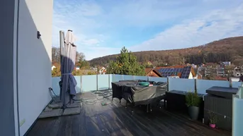 Expose Ihr neues Zuhause in zentrumsnaher Siedlungslage: toller Ausblick, Doppelgarage und Solaranlage!