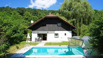 Expose Familienidyll in Grünruhelage am Waldrand mit großem Garten, Schwimmbecken und Sauna