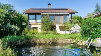 Expose Sonnig wohnen, naturverbunden leben: Traumgarten, Schwimmteich, PV-Anlage