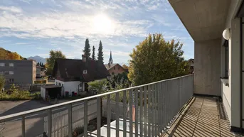 Geräumiger Balkon mit Weitblick über die Nachbarschaft und die Berge im Hintergrund.