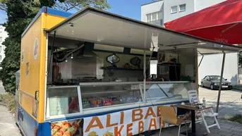 Expose Verkaufsstand (Imbisswagen) nahe Bahnhofplatz im Utoya-Park