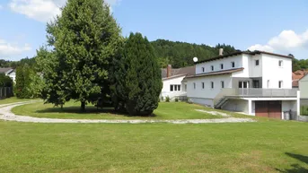Expose Großes Grundstück mit zwei Häusern und Gasthaus im Zentrum von Wiesen