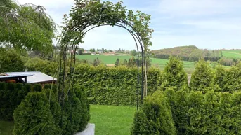 Expose SONNIGES GROSSZÜGIGES EINFAMILIENHAUS MIT TOLLEM FERNBLICK, POOL UND GEPFLEGTEM GARTEN