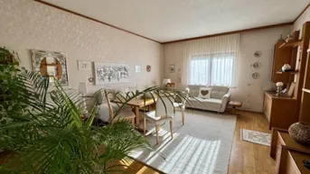 Expose Entzückendes Einfamilienhaus mit großem Garten und Swimming Pool - Einziehen und Wohlfühlen