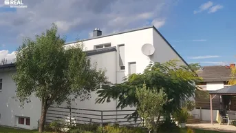 Expose Großzügiges Architektenhaus - 194m², Wohnküche, 3 SZ, 3 Bäder, Wohnstudio im UG, Pool, Doppel-Carport, Wellnessbereich u.v.m.!