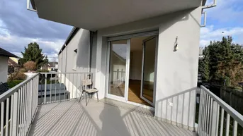 Geräumiger Balkon mit Fliesenboden und Blick auf die Umgebung, ideal für entspannte Stunden im Freien.