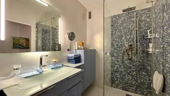 Modernes Badezimmer mit begehbarer Dusche, Mosaikfliesen und stilvollem Einzelwaschbecken.