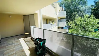 Geräumiger Balkon mit Fliesenboden und Blick ins Grüne, ideal für entspannte Stunden im Freien.
