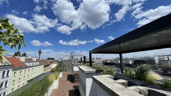 Geräumige Dachterrasse mit Holzbelag, Pflanzen und einem weiten Blick über die Stadt.