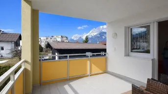Geräumiger Balkon mit Fliesenboden und atemberaubendem Bergblick, ideal zum Entspannen im Freien.