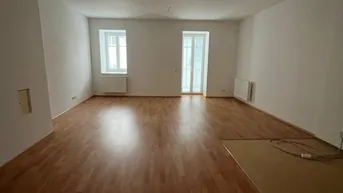 Expose Wunderschöne 3 Zimmer-Altbauwohnung im Zentrum Balkon und Miete-Kaufoption