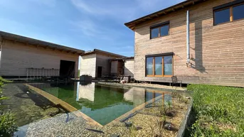 Expose Autark leben im Lehm-Holz-Haus – mit 60 kWp PV &amp; Naturpool