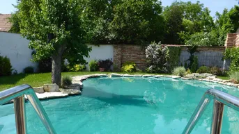 Expose Exklusives Landhaus: Historie, Wellness &amp; kristallklarer Salzwasser-Naturpool