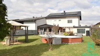 Großer Garten mit Rasenfläche, Pool, Gartenlaube und Blick auf das Haus mit Solaranlage.