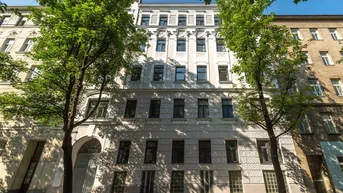 Expose ++die PERFEKTE Wohnung++ Sanierungsbedürftige 4-Zimmer Altbauwohnung mit Terrasse in fantastischer Lage!