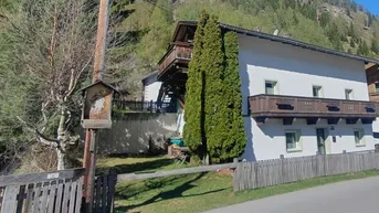Expose Preislich interessant: Wohnhaus mit drei kleinen Wohneinheiten!