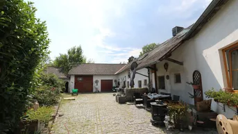 Expose Sanierungsbedürftiges Bauernhaus (zwei Wohneinheiten) mit ruhigem Innenhof und Garten am Ende einer Sackgasse