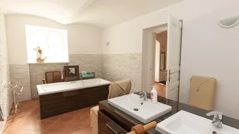 Expose 2500 Baden: BÜRO / Praxis / Studio oder Ähnliches im Zentrum Badens - in einem sehr schönen Altbau