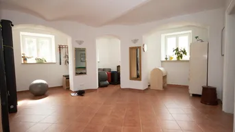 Expose Baden Zentrum: BÜRO / Praxis / Studio oder Ähnliches (Gewerbe-Räume) am Ring mit TOP Infrastruktur - in einem sehr schönen Altbau