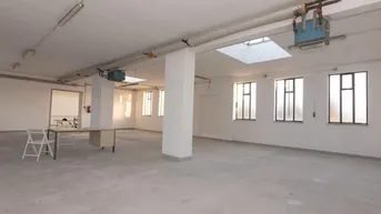 Expose Gewerbe - Halle mit Büro + Teeküche + zwei PKW-Abstellplätze in Bad Vöslau