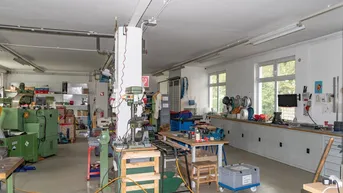 Expose 250m² Gewerbe - Halle mit Büro (2 Zimmer), eigener Toilette, PKW-Abstellplatz in Bad Vöslau