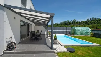 Expose 176 m² WOHN-NUTZFLÄCHE –MODERNES WOHNEN – SOFORT VERFÜGBAR! Modernes Wohnen über drei Etagen mit traumhaftem Garten und Pool in sonniger Siedlungslage