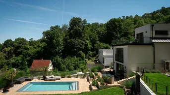 Expose Elevated Living: VILLA MIT SALZWASSERPOOL, AUFZUG &amp; HERRLICHEM AUSBLICK