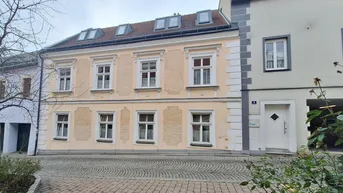 Expose Historische 3-Zimmer Wohnung im Souterrain eines denkmalgeschützten Bürgerhauses - im unsanierten Zustand
