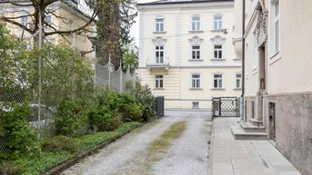 Expose RIEDENBURG | Generalsanierte 3-Zimmer-Wohnung mit Balkon und Garage in wunderschönem Altbau