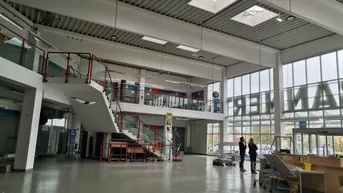 Expose Modernes Gewerbezentrum mit 2500m² Fläche und 122 Stellplätzen in zentraler Lage zu vermieten - nur 6,00€/m²! Teilbar!