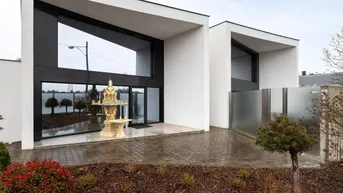 Expose LUXUS VILLA mit POOL, SPA UND RIESIGEM GARTEN
