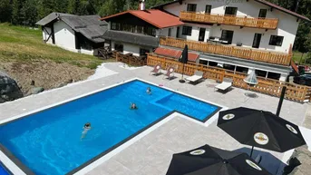 Expose INVESTMENT IM SKI-GEBIET STUHLECK | Hotel mit Betreiber direkt an der Piste | 2020 Generalsaniert | 16 Gästezimmer (Studie für Erweiterung vorhanden) | Restaurant mit Sonnenterrasse | Outdoor-Pool