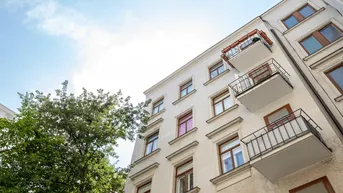 Expose MITTEN IM SIEBTEN | Ost/West ausgerichteter Stil-Altbau mit Balkon | Grünblick | Prachtvolles Jahrhundertwendehaus