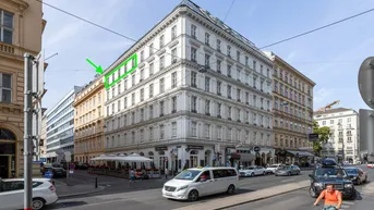 Historisches Eckgebäude in urbaner Umgebung mit Geschäften und Restaurants im Erdgeschoss.