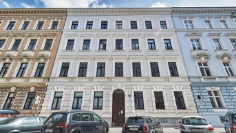 Expose INVESTMENT IN BESTLAGE NÄHE 1. BEZIRK | Unbefristet vermietete Altbauwohnung in HOFRUHELAGE | Repräsentatives Jahrhundertwendehaus | 3.OG